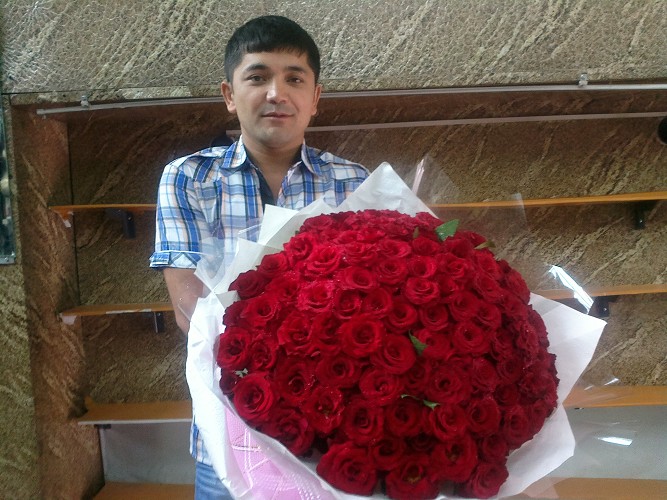 Таджик принес цветы. Таджик с розой. Азербайджанец с цветами. Таджик с цветами. Таджик с букетом.