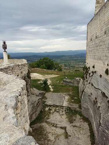 Остатки замка маркиза де Сад, высоко на вершине, в горах