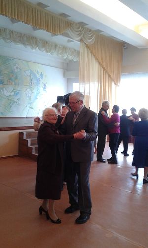 Это я в танцклубе танцую вальс со знакомой Розой Барисовной которой 94 года.Это пример для молодежи.